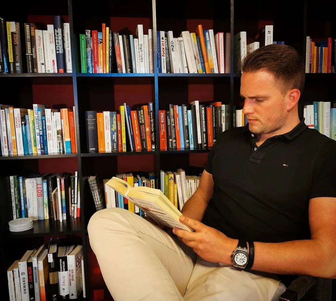 Maurice Bork liest in seiner Bibliothek – 2 Bücher pro Woche